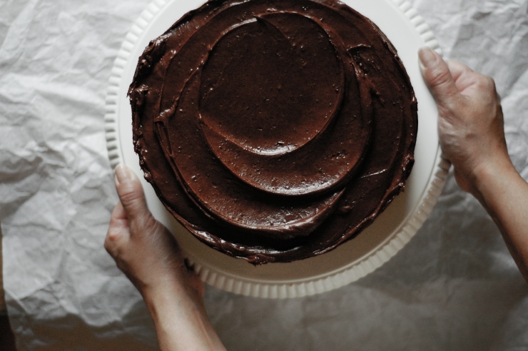 A moist and delicious strawberry and chocolate cake recipe with a decadent chocolate frosting. This chocolate layer cake is perfect for all celebrations! | sophisticatedgourmet.com