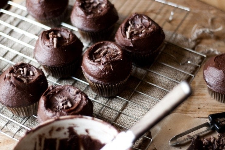 One-bowl easy chocolate cupcakes with chocolate frosting and chocolate shavings
