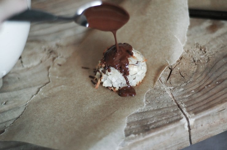 Cranberry and Almond Coconut Macaroons Recipe | sophisticatedgourmet.com