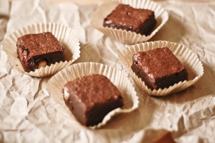 A gooey, fudgy-bellied, gluten-free brownies recipe. Each delicious, gluten-free flourless brownie is studded with shards of macadamia nuts and pistachios. | sophisticatedgourmet.com