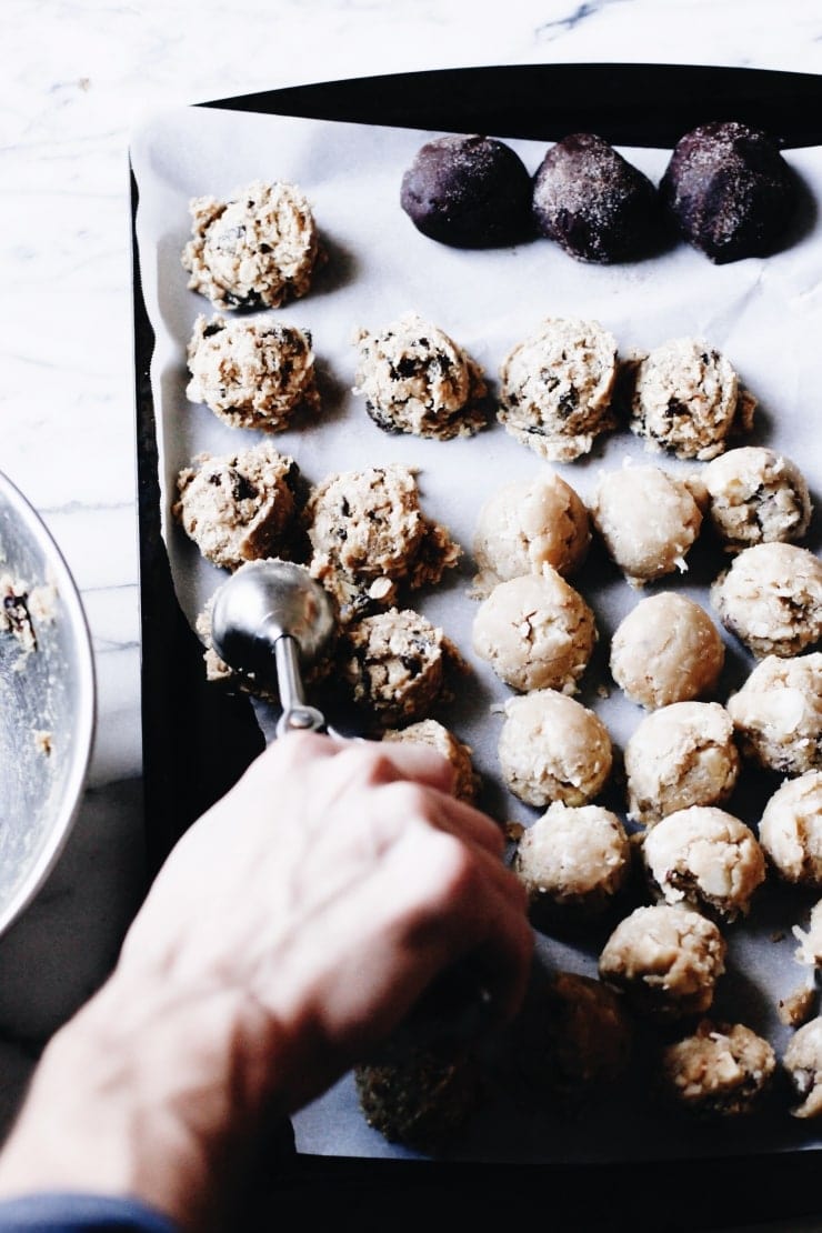 The best ways for freezing and storing your cookie dough. Tips on how to freeze cookie dough for drop cookies, slice-and-bake-cookies, and cut-out cookies. | sophisticatedgourmet.com