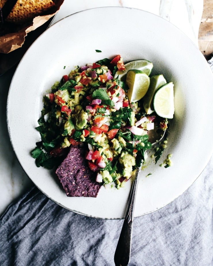 Love chipotle Guacamole? Then you'll love this easy homemade guacamole recipe. It requires only 5 ingredients and takes no time to make! | sophisticatedgourmet.com