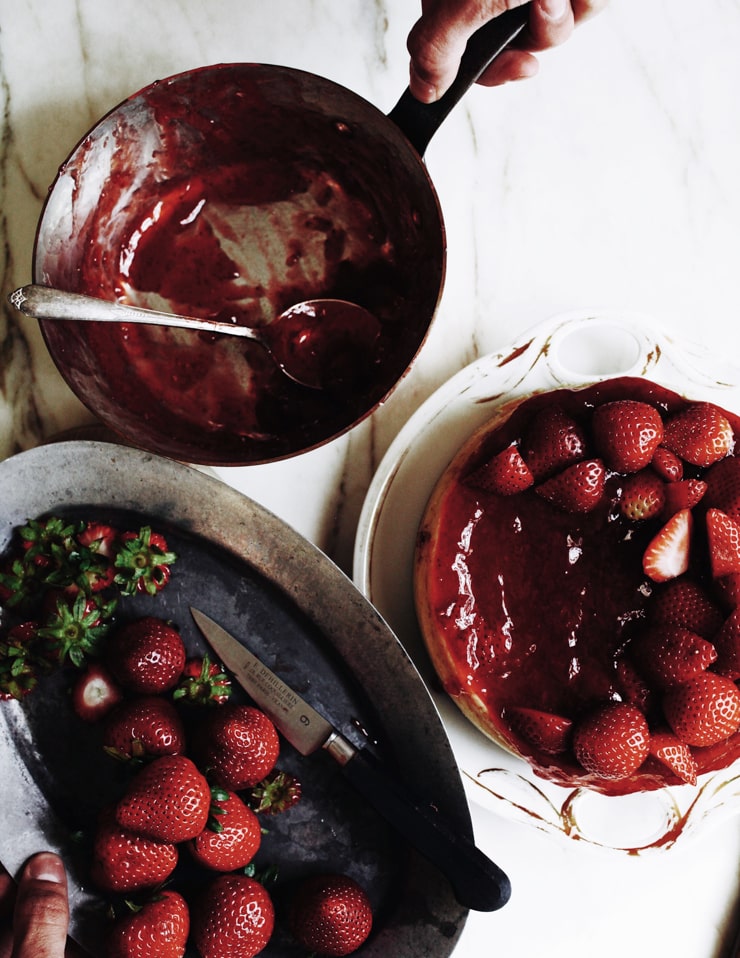 Assembling strawberry cheesecake