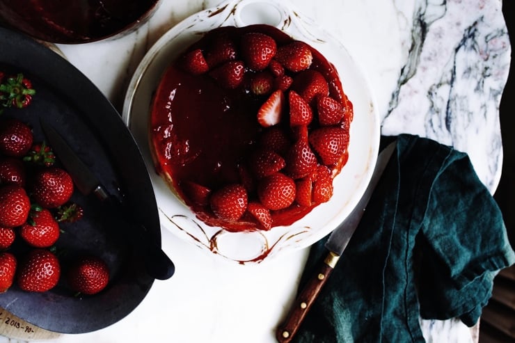 Strawberries on cheesecake with strawberry jam