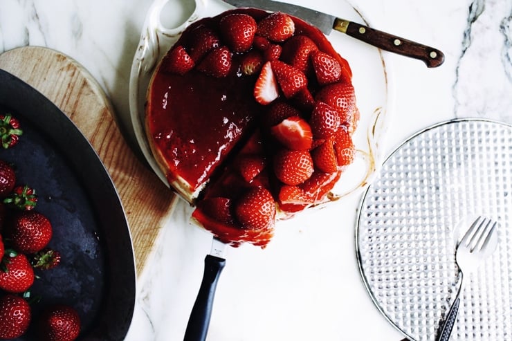 An easy and delicious New York Strawberry Cheesecake recipe that doesn't require a water bath. Who knew Strawberry Cheesecake could be this easy? | sophisticatedgourmet.com