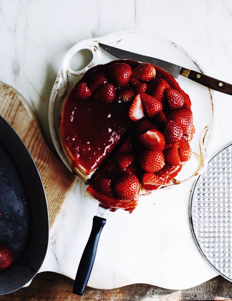 An easy and delicious New York Strawberry Cheesecake recipe that doesn't require a water bath. Who knew Strawberry Cheesecake could be this easy? | sophisticatedgourmet.com